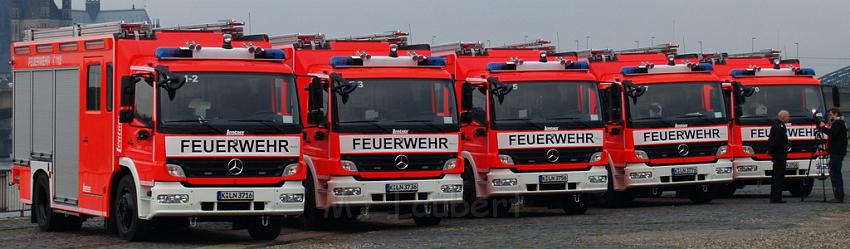 Neue LF`s fuer Koeln Uebergabe in Koeln Deutz an den Wachen  P051.JPG